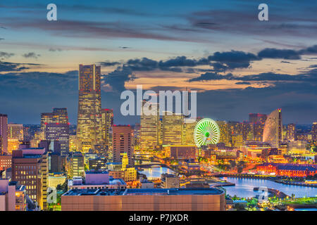 Yokohama, Japan den Hafen und die Skyline der Innenstadt in der Abenddämmerung. Stockfoto