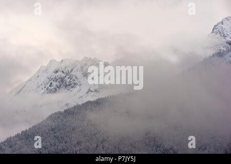 Die Wörner Berg (2474 m) hinter dicken Wolken im Winter Stockfoto