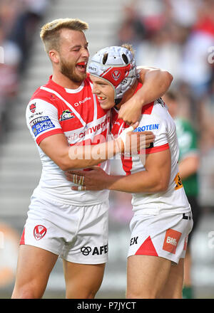 St Helens Theo Fages (rechts) gratuliert auf dem Zählen 5. Versuchen Sie, die sein Team während der Betfred Super League Match an der völlig Gottlosen Stadion, St Helens. Stockfoto