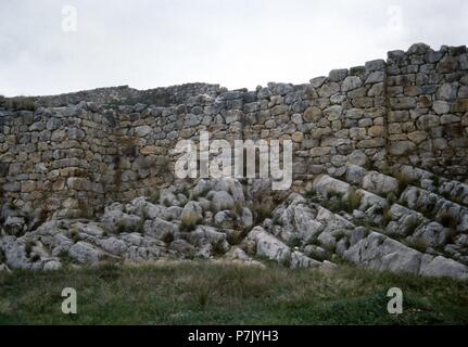 Tiryns, Griechenland. Archäologische Stätte. Mykenische Zitadelle. Zyklopische Mauern, 1400-1200 BC. Der massive, unregelmäßige und Kalkstein gebaut. 7-10 Meter dick. Argolis. Stockfoto