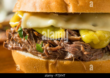 Hausgemachte Mississippi Schmorfleisch Sandwich mit Käse Stockfoto