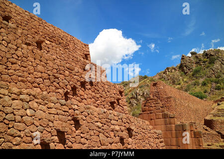 Die Treppe auf der Prä-inka große Mauer aus Stein, die Ruinen von Pikillaqta, South Valley, Cusco, Peru Stockfoto