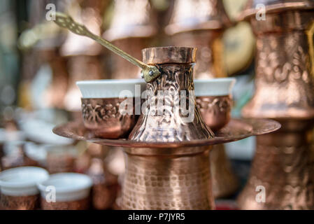 Traditionelle Handarbeit Kupfer Kaffeekannen, Sarajevo, Bosnien und Herzegowina Stockfoto