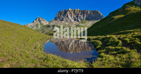 Österreich, Vorarlberg, Lech am Arlberg, Teich gegen die Rote Wand Stockfoto