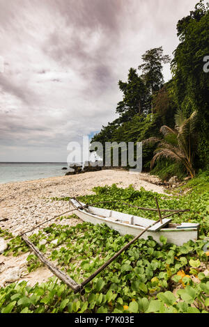 Kleines Fischerboot am Strand von Pulau Weh Stockfoto