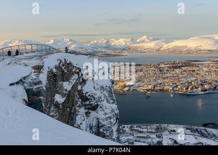 Tromsø und die umliegende Landschaft direkt vor dem fjellstua (421 m) im Winter gesehen. Fløya, Tromsø, Troms, Norwegen. Stockfoto