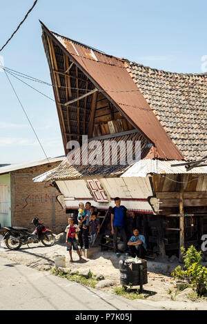 Traditionelle Langhäuser der Batak in der Nähe von Lake Toba Stockfoto