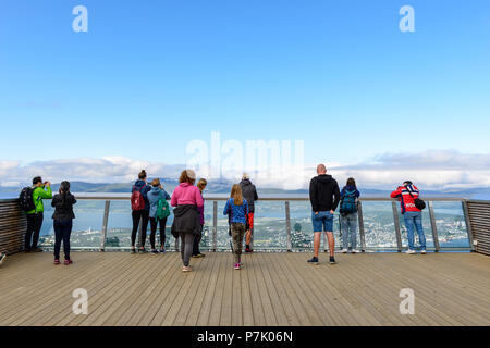 Outdoor Plateau am Fjellstua/Storsteinen (421 m). Die Menschen genießen den Blick von Tromsø von oben gesehen. Fløya, Tromsø, Troms, Norwegen. Stockfoto