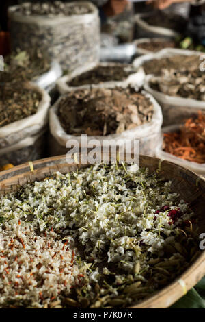 Blumen in eine Schüssel für den Verkauf auf dem Markt der kutacane, Indonesien, Stockfoto