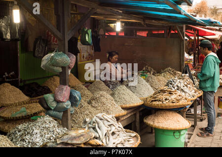 Fischhändler mit getrockneten Fisch auf dem Markt der kutacane Stockfoto