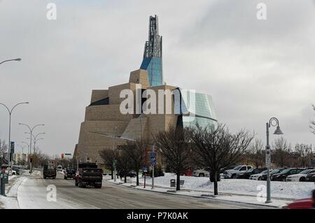 WINNIPEG, KANADA - 2014-11-18: Winter Blick auf kanadischen Museum für Menschenrechte. CMHR ist ein nationales Museum in Winnipeg, Manitoba, befindet sich neben dem berühmten Winnipeg s Historic Site der Gabeln Stockfoto