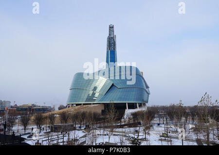 WINNIPEG, KANADA - 2014-11-18: Winter Blick auf kanadischen Museum für Menschenrechte. CMHR ist ein nationales Museum in Winnipeg, Manitoba, befindet sich neben dem berühmten Winnipeg s Historic Site der Gabeln Stockfoto