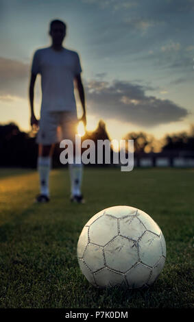 Jungen Fußball Spieler hinter dem Ball wartet auf seinen penaty Kick Stockfoto