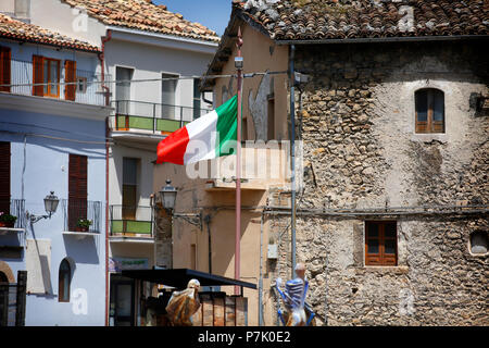 Italienische Flagge oder Tricolore in Castelli, Italien fliegen. Stockfoto