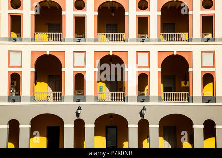 Arkaden im Innenhof, Museum (Museo de las Americas) / Historische Cuartel de Ballaja (Ballaja Kaserne), die Altstadt von San Juan, Puerto Rico Stockfoto