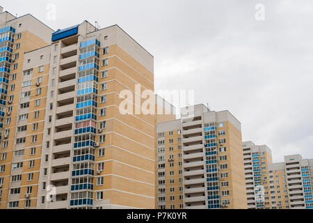 Blick von oben auf modernes, mehrstöckiges Wohngebäude in Reihe eins steht nach der anderen. Stockfoto