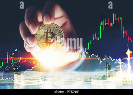 Des Menschen Hand mit goldenen Bitcoins und Neuen virtuellen Geld Konzept und finanzielles Wachstum Konzept im Hintergrund Stockfoto