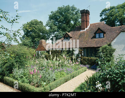 Gertrude Jekyll formale Sommer Garten vor der Country House, entworfen von Edwin Lutyens Stockfoto