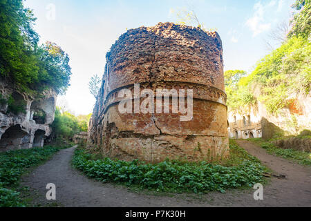 Alte Ruinen mit Bögen an einem sonnigen Tag Stockfoto