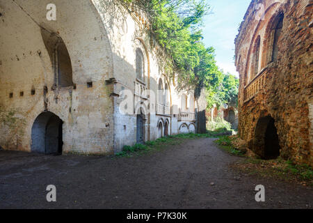 Alte Ruinen mit Bögen an einem sonnigen Tag Stockfoto