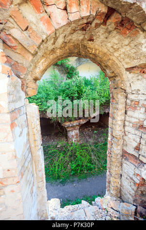 Alte Ruinen mit Bögen an einem sonnigen Tag Stockfoto