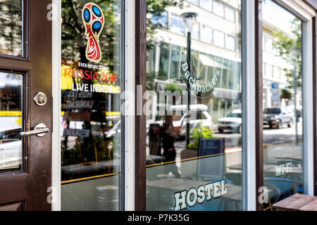 Akureyri, Island - 17. Juni 2018: Hostel in der Stadt Dorf Stadt mit Zeichen für Fußball WM Russland live beobachten, Backpackers, Hostel Stockfoto