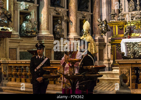 Kathedrale von San Gennaro, der königlichen Kapelle der Schatz von San Gennaro, Wunder des Blutes, Priester, bewacht von zwei Polizisten, die die Verflüssigte blo Stockfoto