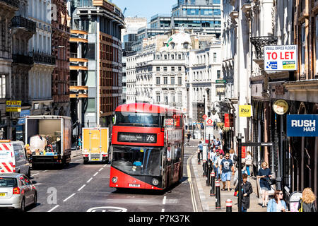 London, Großbritannien, 22. Juni 2018: Luftaufnahme der Straße Straße mit Double Decker rot Big Bus im Zentrum der Innenstadt von Stadt, viele Menschen zu Fuß auf Ludgate Hill Stockfoto