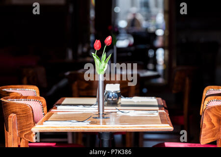 Nahaufnahme der Leere Tabelle Innen Aussen Restaurant Cafe Fenster öffnen durch Straße, Holzstühle, Vase mit Tulpen Blumen, Einstellung und Gabeln, Servietten Stockfoto
