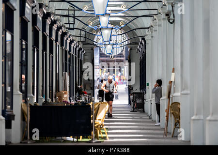 London, Großbritannien, 22. Juni 2018: Leute Mann Fußgänger durch shopping Shop passage Tunnel trainieren Joggen auf Piccadilly Bürgersteig Straße Straße i Stockfoto