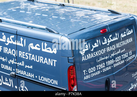 London, Großbritannien, 22. Juni 2018: Luftaufnahme von Auto mit arabischer Schrift Zeichen für den Irak irakische Almaskoof Restaurant in England Lieferung Essen van Stockfoto