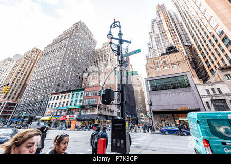 New York City, USA, 6. April 2018: Manhattan NYC Gebäude von Midtown Herald Square, 6 Avenue Road, Schilder, Menschen zu Fuß auf der Straße, hohe skyscrape Stockfoto