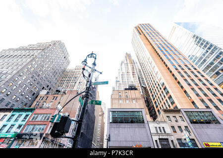 New York City, USA, 6. April 2018: Manhattan NYC Gebäude von Midtown Herald Square, 6 Avenue Road, Schilder, niemand, hohen Wolkenkratzer Stockfoto