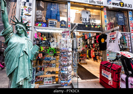 New York City, USA, 6. April 2018: Manhattan Midtown New York Herald Square, 6. Avenue Road, Zeichen für Souvenir Shop, Freiheitsstatue Replik, viele Stockfoto