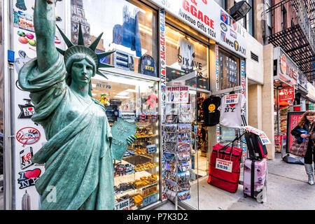 New York City, USA, 6. April 2018: Manhattan Midtown New York Herald Square, 6. Avenue Road, Zeichen für Souvenir Shop, Frau, Wandern, Statue von libert Stockfoto