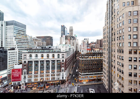 New York City, USA, 6. April 2018: Luftaufnahme des urbanen Stadtlandschaft, Skyline, Dachterrasse Gebäude Wolkenkratzer in New York Herald Square in Midtown mit Macy's Sto Stockfoto