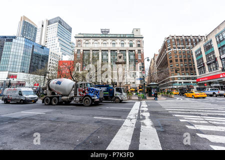 New York City, USA - 7. April 2018: Street View der städtischen New York Herald Square in Midtown mit Macy's Store, Urban Outfitters, gelbes Taxi, Menschen, Pedes Stockfoto
