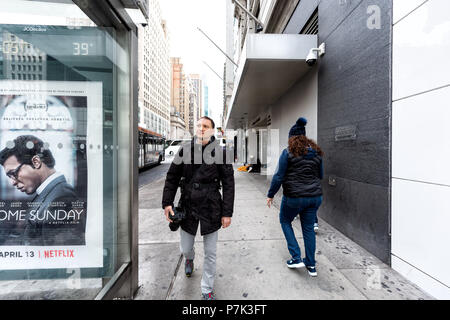 New York City, USA - 7. April 2018: Manhattan Midtown New York Herald Square, 6. Avenue Road, glückliche Person Mann Menschen Fußgänger wandern, Fotograf wi Stockfoto