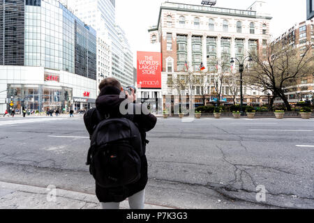 New York City, USA - 7. April 2018: Manhattan Midtown New York Herald Square, 6 Avenue Road, Rückseite der person mann Menschen Fotograf mit der Kamera pi nehmen Stockfoto