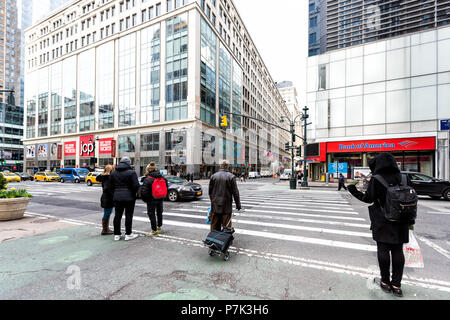 New York City, USA - 7. April 2018: Street View der städtischen New York Herald Square in Midtown mit jcpenney Store, Autos, Menschen, Fußgänger warten Ave zu überqueren Stockfoto