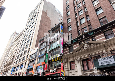 New York City, USA - 7. April 2018: Manhattan NYC Gebäude von Midtown Herald Square, Koreatown koreanische Sprache text Zeichen, Geschäfte und Läden an der West 32 Stockfoto