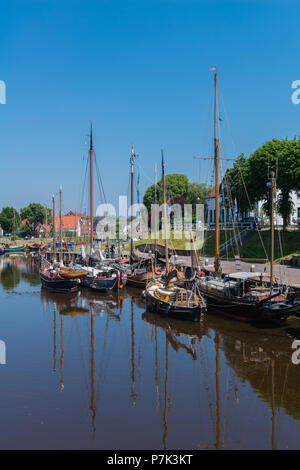 Traditionelle Boote im kleinen Hafen von sielort Carolinensiel, Nordsee, Ostfriesland, Niedersachsen, Deutschland, Europa Stockfoto