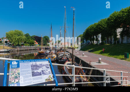 Traditionelle Boote im kleinen Hafen von sielort Carolinensiel, Nordsee, Ostfriesland, Niedersachsen, Deutschland, Europa Stockfoto