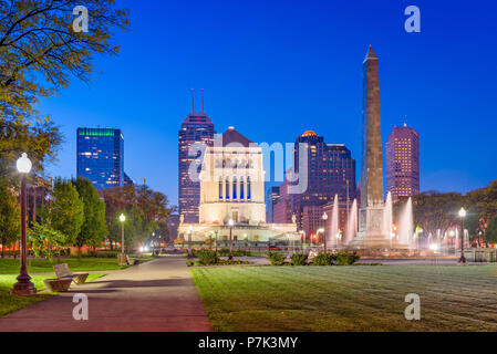 Indianapolis, Indiana, USA Kriegerdenkmäler und Skyline Stockfoto