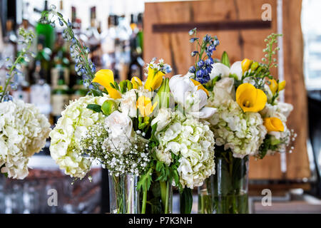 Nahaufnahme von vielen blumen Hochzeit Bouquet vase Anordnung auf Tabelle der Rezeption Abendessen im Restaurant, Bar Veranstaltungsort Stockfoto