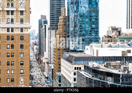 New York City, USA - 7. April 2018: Luftaufnahme von Urban Street von der Dachterrasse Gebäude in New York Herald Square in Midtown mit 6 Avenue Road, Autos, Verkehr Stockfoto