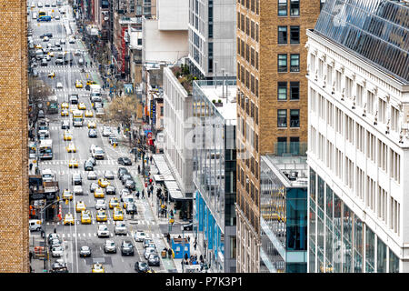 New York City, USA - 7. April 2018: Luftaufnahme von Urban Street von der Dachterrasse Gebäude in New York Herald Square in Midtown mit 6 Avenue Road, Autos, gelb Stockfoto