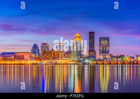 Louisville, Kentucky, USA Skyline der Innenstadt am Fluss in der Dämmerung. Stockfoto