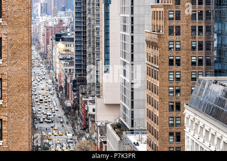 New York City, USA - 7. April 2018: Luftaufnahme von Urban Street aus Ziegel auf dem Dach Gebäude in New York Herald Square in Midtown mit 6 Avenue Road, Autos, y Stockfoto