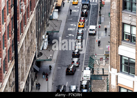 New York City, USA - 7. April 2018: Luftaufnahme der Städtischen schmale Avenue Road Street in New York Herald Square in Midtown, Autos, Verkehr, Fußgänger gehen Stockfoto